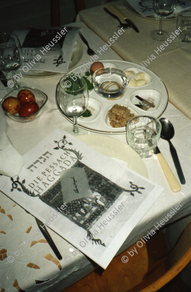 Image of sheet 20010180 photo 0: Pessach Bettina Truninger spielt Klarinette Ruth Guggenheim Alis Heussler Olivia Franz Romero Alis und Raoul Batantu Lena Fingerhuth auf dem Spielplatz Hofacker