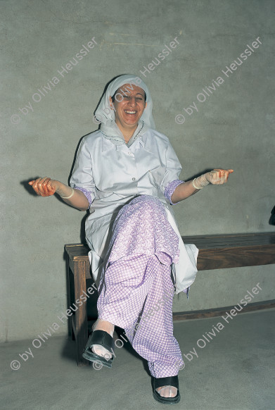 Image of sheet 20013001 photo 121: Die afghanische Aerztin Dr. Sima Samar in ihrer Shuada Klinik, Mariabad, Quetta Pakistan 2001.
Exhibition Photoforum Pasquart Bienne 2002 
150x100 cm