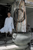 Image of sheet 20013001 photo 28: Händler verkauft Wassereimer aus recycle Lastwagenreifen, Quetta Mari abad, Baluchistan Pakistan, 2001.


Hazāra (Persian: هزاره‎) are a Persian-speaking people who mainly live in central Afghanistan. They are overwhelmingly Twelver Shia Muslims and comprise the third largest ethnic group of Afghanistan, forming about 9% (according to other sources up to 19%) of the total population. More than 650,000 Hazara live in neighbouring Pakistan (mostly settled in Quetta) and an estimated one million in Iran. Balochistan (Balochi: بلوچستان) or Baluchistan[1] (lit. Land of the Baloch) is an arid, desert and mountainous region on the Iranian plateau in south-western Asia, northwest of the Indian Ocean near the Persian Gulf. It mainly includes southwestern Pakistan, southeastern Iran and a smaller section of southwestern Afghanistan. Belutschistan (persisch ‏بلوچستان‎) ist eine Region im Iranischen Hochland, die sich über den Osten Irans, den Süden Afghanistans und den Südwesten Pakistans erstreckt. Die Fläche beträgt etwa 300.000 km². √