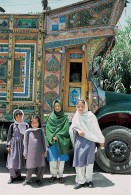 Image of sheet 20013001 photo 29: Hazara Schülerinnen stehen vor pakistanischem Lastwagen, Pakistan Quetta Baluchistan 2001 .
