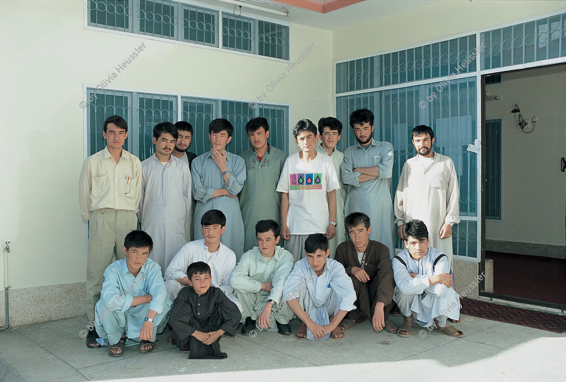 Image of sheet 20013001 photo 30: Die Organisation Shuada, unterstützt Hazara Flüchtlinge aus Afghanistan Gruppenbild studenten student schule männer men school refugees afghan