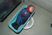Image of sheet 20013001 photo 36: Pakistan Quetta Baluchistan 2001 
Ein neugeborenes Paschtunen Baby liegt fest eingewickelt auf der Waage. Newborn Kleinkind √