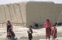 Image of sheet 20013001 photo 45: Pakistan Quetta Baluchistan 2001 
Paschtunen Kinder vor einem typischen Lehmhaus Adobe Haus auf der Suche nach Trinkwasser. Belutschistan Pakistan

Balochistan (Balochi: بلوچستان) or Baluchistan[1] (lit. Land of the Baloch) is an arid, desert and mountainous region on the Iranian plateau in south-western Asia, northwest of the Indian Ocean near the Persian Gulf. It mainly includes southwestern Pakistan, southeastern Iran and a smaller section of southwestern Afghanistan. Belutschistan (persisch ‏بلوچستان‎) ist eine Region im Iranischen Hochland, die sich über den Osten Irans, den Süden Afghanistans und den Südwesten Pakistans erstreckt. Die Fläche beträgt etwa 300.000 km².