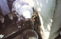 Image of sheet 20013001 photo 46: Pakistan Quetta Baluchistan 2001 
Ein Mädchen mit Kopftuch Schulmädchen trinkt an einem Hahnen Wasser. sauberes Trinkwasser  Mädchenschulen. Belutschistan Wasser Schule
√