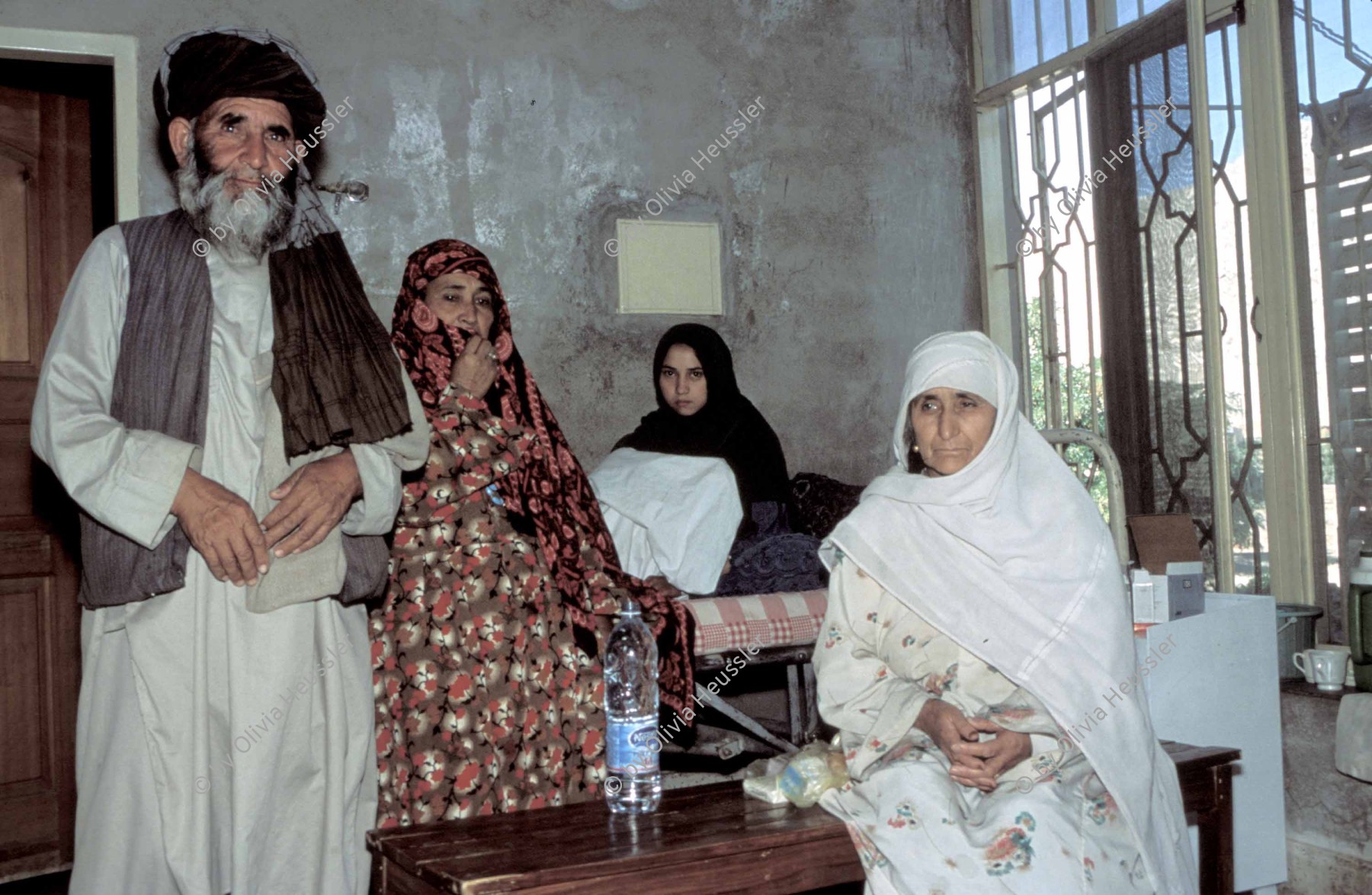 Image of sheet 20013001 photo 48: Pakistan Quetta Baluchistan 2001 Mari abad.
Hazara Familie aus Afghanistan in einer Klinik.
Stadt Bevölkerung Belutschistan 

Hazāra (Persian: هزاره‎) are a Persian-speaking people who mainly live in central Afghanistan. They are overwhelmingly Twelver Shia Muslims and comprise the third largest ethnic group of Afghanistan, forming about 9% (according to other sources up to 19%) of the total population. More than 650,000 Hazara live in neighbouring Pakistan (mostly settled in Quetta) and an estimated one million in Iran. Balochistan (Balochi: بلوچستان) or Baluchistan[1] (lit. Land of the Baloch) is an arid, desert and mountainous region on the Iranian plateau in south-western Asia, northwest of the Indian Ocean near the Persian Gulf. It mainly includes southwestern Pakistan, southeastern Iran and a smaller section of southwestern Afghanistan. Belutschistan (persisch ‏بلوچستان‎) ist eine Region im Iranischen Hochland, die sich über den Osten Irans, den Süden Afghanistans und den Südwesten Pakistans erstreckt. Die Fläche beträgt etwa 300.000 km².