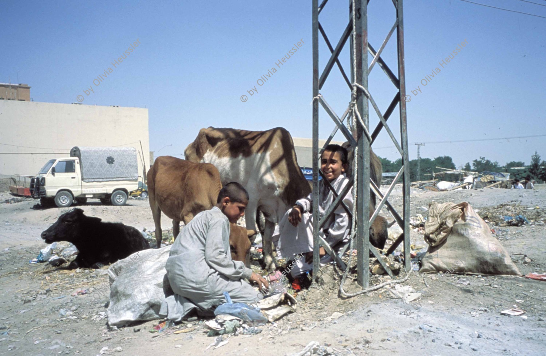 Image of sheet 20013001 photo 60: Pakistan Quetta Baluchistan 2001 
Kinder suchen nach verwertbarem in Abfall. Quetta Belutschistan Pakistan

Hazāra (Persian: هزاره‎) are a Persian-speaking people who mainly live in central Afghanistan. They are overwhelmingly Twelver Shia Muslims and comprise the third largest ethnic group of Afghanistan, forming about 9% (according to other sources up to 19%) of the total population. More than 650,000 Hazara live in neighbouring Pakistan (mostly settled in Quetta) and an estimated one million in Iran. Balochistan (Balochi: بلوچستان) or Baluchistan[1] (lit. Land of the Baloch) is an arid, desert and mountainous region on the Iranian plateau in south-western Asia, northwest of the Indian Ocean near the Persian Gulf. It mainly includes southwestern Pakistan, southeastern Iran and a smaller section of southwestern Afghanistan. Belutschistan (persisch ‏بلوچستان‎) ist eine Region im Iranischen Hochland, die sich über den Osten Irans, den Süden Afghanistans und den Südwesten Pakistans erstreckt. Die Fläche beträgt etwa 300.000 km².