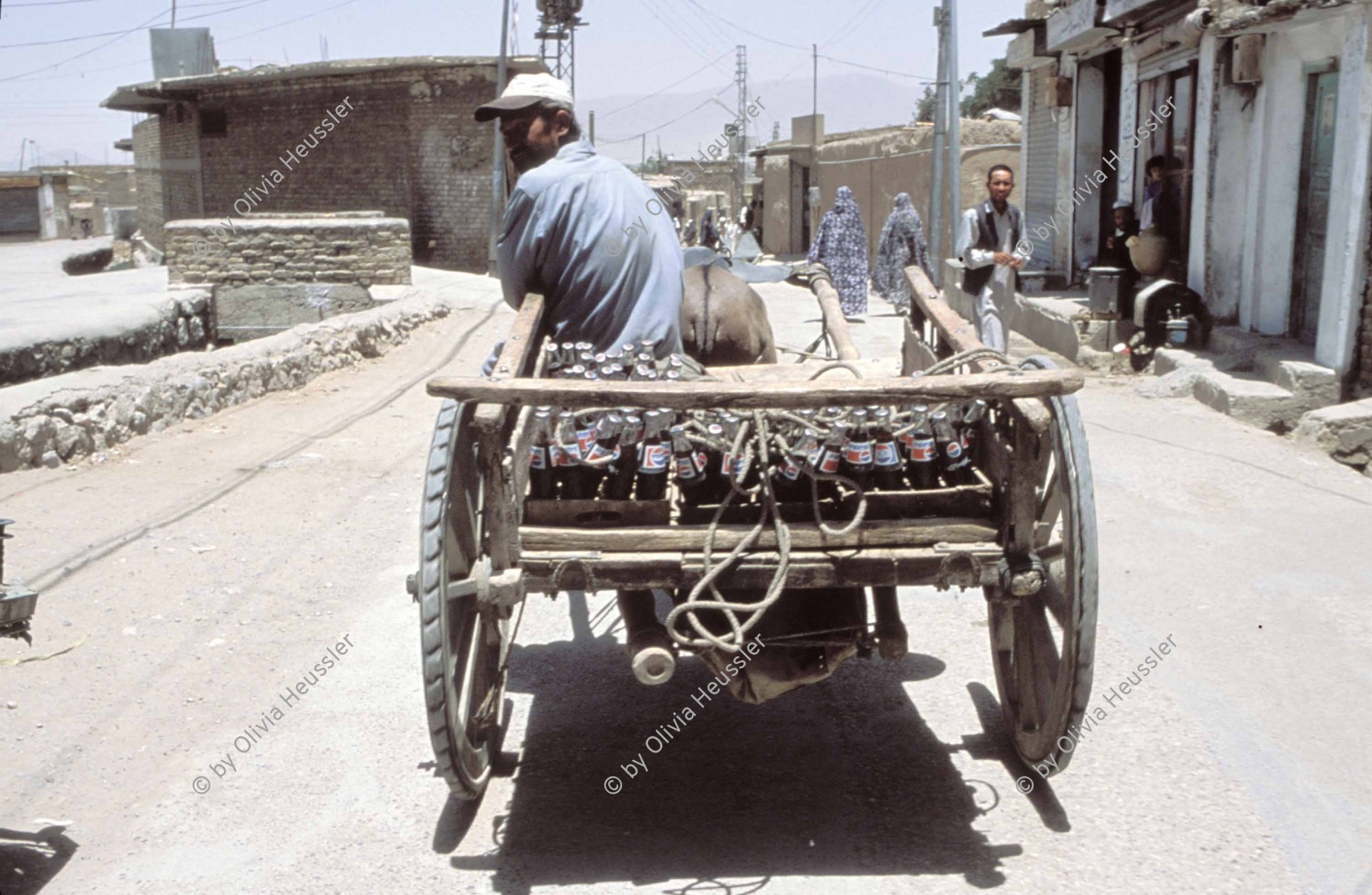 Image of sheet 20013001 photo 65: Pakistan Quetta Baluchistan 2001 
Ein Mann auf einem Esels Fuhrwerk. Belutschistan Pakistan

 Balochistan (Balochi: بلوچستان) or Baluchistan (lit. Land of the Baloch) is an arid, desert and mountainous region on the Iranian plateau in south-western Asia, northwest of the Indian Ocean near the Persian Gulf. It mainly includes southwestern Pakistan, southeastern Iran and a smaller section of southwestern Afghanistan. Belutschistan (persisch ‏بلوچستان‎) ist eine Region im Iranischen Hochland, die sich über den Osten Irans, den Süden Afghanistans und den Südwesten Pakistans erstreckt. Die Fläche beträgt etwa 300.000 km².