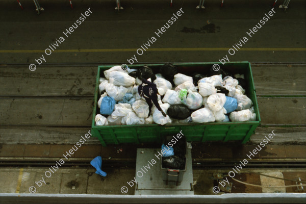 Image of sheet 20020020 photo 1: Abfalltonne Abfall Müll wird aus dem Kreuzfahrtschiff geladen. Genua Kreuzfahrt Hafen

Frauen arbeiten im Rotlichtmillieu beim Kings Club beim Paradeplatz Garderobe  Garderobenkasten Kästen Einsatzplan für FIZ Fraueninformationsbüro Zürich