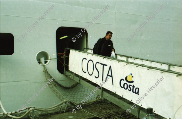 Image of sheet 20020030 photo 1: Kreuzfahrt Costa Ramblas Barcelona Spanien Schiff Che Guevara Palmen Kunst Gabrielle Attinger Alis Heussler Recycling Tanks Container Strassenwischer