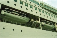 Image of sheet 20020030 photo 2: Kreuzfahrt Costa Ramblas Barcelona Spanien Schiff Che Guevara Palmen Kunst Gabrielle Attinger Alis Heussler Recycling Tanks Container Strassenwischer