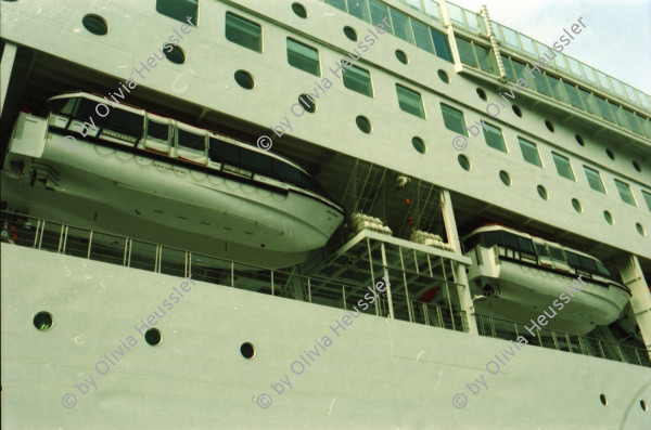 Image of sheet 20020030 photo 2: Kreuzfahrt Costa Ramblas Barcelona Spanien Schiff Che Guevara Palmen Kunst Gabrielle Attinger Alis Heussler Recycling Tanks Container Strassenwischer