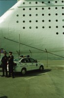 Image of sheet 20020030 photo 3: Kreuzfahrt Costa Ramblas Barcelona Spanien Schiff Che Guevara Palmen Kunst Gabrielle Attinger Alis Heussler Recycling Tanks Container Strassenwischer