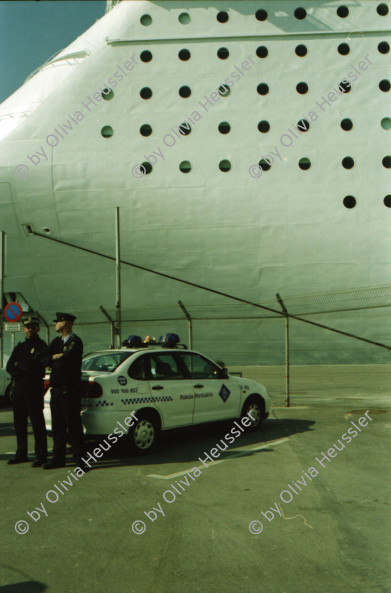 Image of sheet 20020030 photo 3: Kreuzfahrt Costa Ramblas Barcelona Spanien Schiff Che Guevara Palmen Kunst Gabrielle Attinger Alis Heussler Recycling Tanks Container Strassenwischer