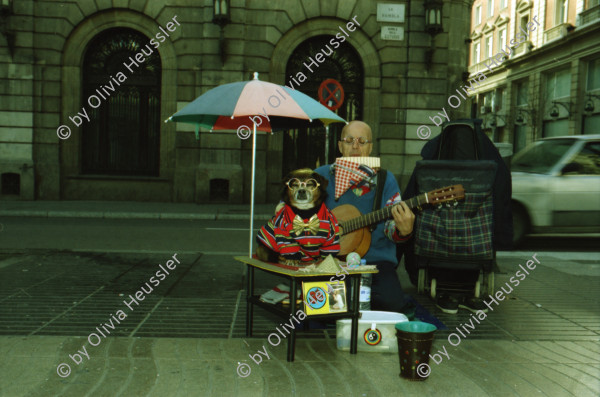 Image of sheet 20020040 photo 0: Barcelona Ramblas Strassenwischer Alis Heussler Gabrielle Attinger Tochter Kreuzfahrtschiff Costa Whirlpool auf Deck leere Liegebetten