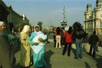 Image of sheet 20020040 photo 18: Barcelona Ramblas Strassenwischer Alis Heussler Gabrielle Attinger Tochter Kreuzfahrtschiff Costa Whirlpool auf Deck leere Liegebetten