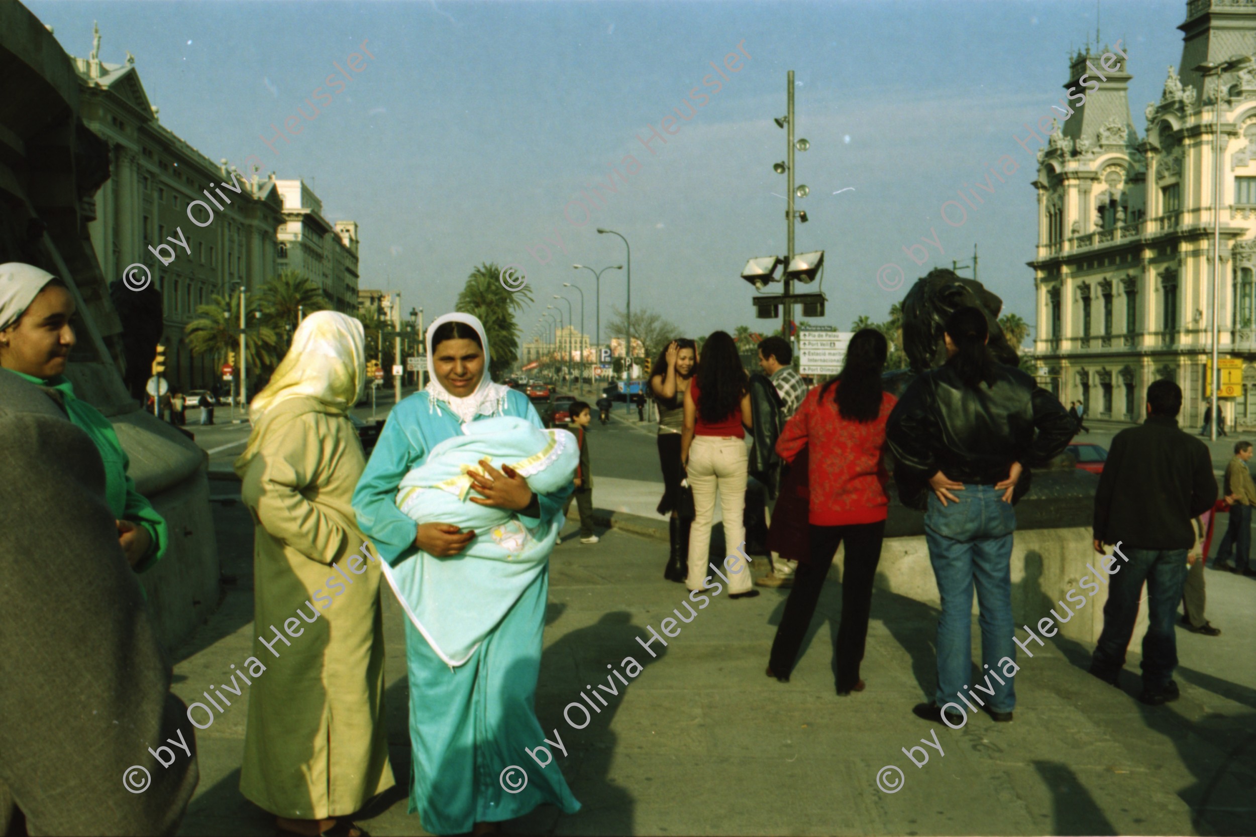 Image of sheet 20020040 photo 18: Barcelona Ramblas Strassenwischer Alis Heussler Gabrielle Attinger Tochter Kreuzfahrtschiff Costa Whirlpool auf Deck leere Liegebetten