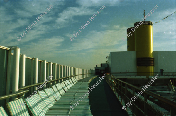 Image of sheet 20020040 photo 25: Barcelona Ramblas Strassenwischer Alis Heussler Gabrielle Attinger Tochter Kreuzfahrtschiff Costa Whirlpool auf Deck leere Liegebetten