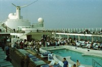 Image of sheet 20020040 photo 29: Barcelona Ramblas Strassenwischer Alis Heussler Gabrielle Attinger Tochter Kreuzfahrtschiff Costa Whirlpool auf Deck leere Liegebetten