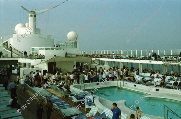 Image of sheet 20020040 photo 29: Barcelona Ramblas Strassenwischer Alis Heussler Gabrielle Attinger Tochter Kreuzfahrtschiff Costa Whirlpool auf Deck leere Liegebetten