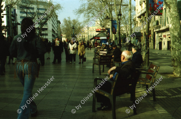 Image of sheet 20020040 photo 3: Barcelona Ramblas Strassenwischer Alis Heussler Gabrielle Attinger Tochter Kreuzfahrtschiff Costa Whirlpool auf Deck leere Liegebetten