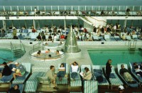 Image of sheet 20020040 photo 32: Barcelona Ramblas Strassenwischer Alis Heussler Gabrielle Attinger Tochter Kreuzfahrtschiff Costa Whirlpool auf Deck leere Liegebetten
