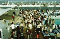 Image of sheet 20020040 photo 34: Barcelona Ramblas Strassenwischer Alis Heussler Gabrielle Attinger Tochter Kreuzfahrtschiff Costa Whirlpool auf Deck leere Liegebetten