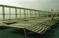 Image of sheet 20020040 photo 37: Barcelona Ramblas Strassenwischer Alis Heussler Gabrielle Attinger Tochter Kreuzfahrtschiff Costa Whirlpool auf Deck leere Liegebetten