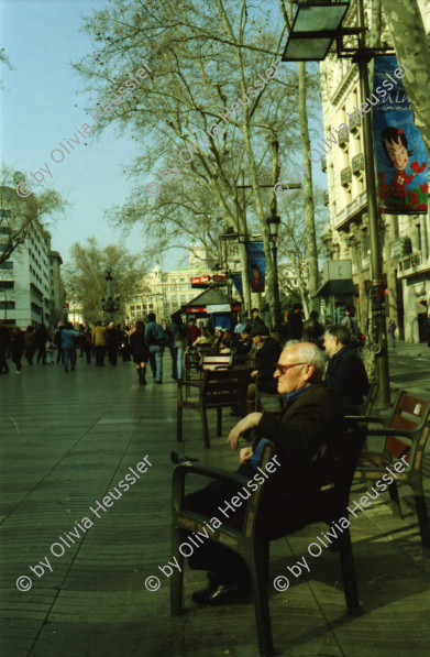 Image of sheet 20020040 photo 4: Barcelona Ramblas Strassenwischer Alis Heussler Gabrielle Attinger Tochter Kreuzfahrtschiff Costa Whirlpool auf Deck leere Liegebetten