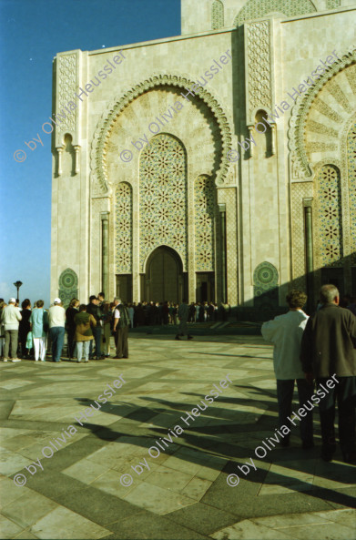 Image of sheet 20020060 photo 13: Wasserträger traditionell 
König Hassan Moschee Alis 
Taubenschwarm