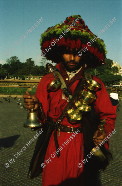 Image of sheet 20020060 photo 6: Wasserträger traditionell 
König Hassan Moschee Alis 
Taubenschwarm