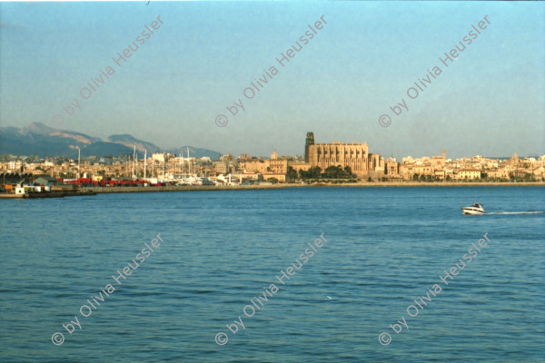 Image of sheet 20020080 photo 14: Personal Bedienung  Köche auf dem Kreuzfahrtschiff der Costa Viktoria
Alis Heussler Ferien Schifffahrt kreuzfahrt Hafen von Mallorca Touristen Pasagiere