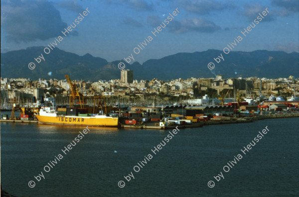 Image of sheet 20020080 photo 29: Personal Bedienung  Köche auf dem Kreuzfahrtschiff der Costa Viktoria
Alis Heussler Ferien Schifffahrt kreuzfahrt Hafen von Mallorca Touristen Pasagiere