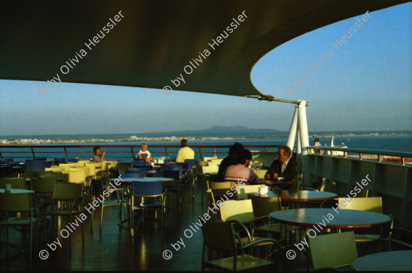 Image of sheet 20020080 photo 31: Personal Bedienung  Köche auf dem Kreuzfahrtschiff der Costa Viktoria
Alis Heussler Ferien Schifffahrt kreuzfahrt Hafen von Mallorca Touristen Pasagiere