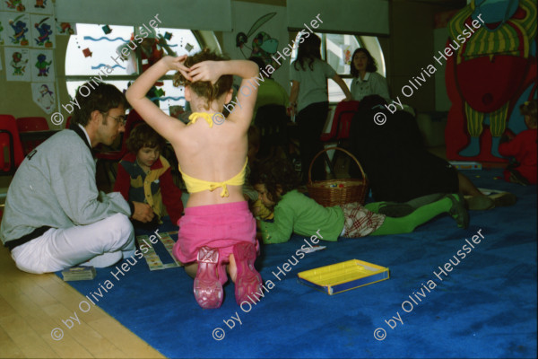 Image of sheet 20020090 photo 35: Köche und Servierpersonal Personal Bedienung auf dem Kreuzfahrtschiff der Costa Viktoria
Küchenpersonal Küche Ferien Schifffahrt kreuzfahrt Parmesan Eifelturm Buffet Kabine
Teller Gäste Dekoration