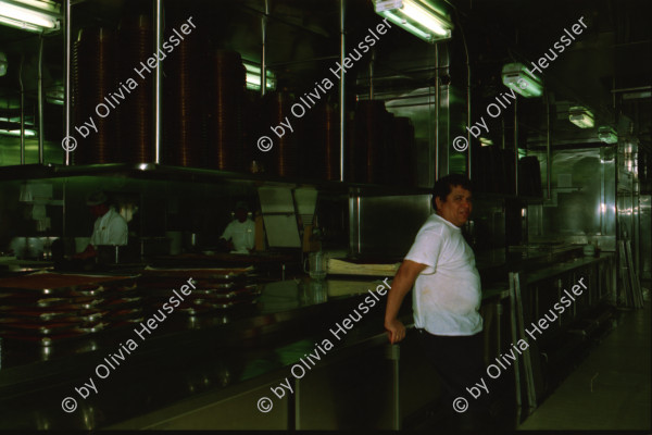 Image of sheet 20020090 photo 5: Köche und Servierpersonal Personal Bedienung auf dem Kreuzfahrtschiff der Costa Viktoria
Küchenpersonal Küche Ferien Schifffahrt kreuzfahrt Parmesan Eifelturm Buffet Kabine
Teller Gäste Dekoration