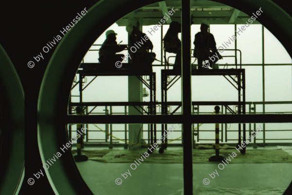 Image of sheet 20020100 photo 0: Personal Bedienung auf dem Kreuzfahrtschiff der Costa Viktoria Arbeiter renovieren 
Die Halbinsel Gibraaltar Touristen mit Feldstecher 
Ferien Schifffahrt kreuzfahrt