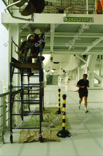 Image of sheet 20020100 photo 10: Personal Bedienung auf dem Kreuzfahrtschiff der Costa Viktoria Arbeiter renovieren 
Die Halbinsel Gibraaltar Touristen mit Feldstecher 
Ferien Schifffahrt kreuzfahrt