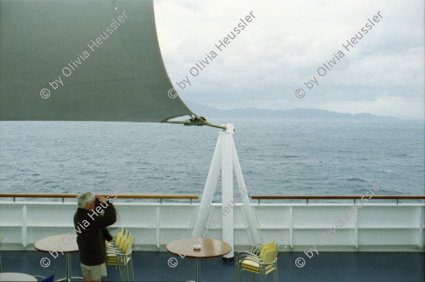 Image of sheet 20020100 photo 17: Personal Bedienung auf dem Kreuzfahrtschiff der Costa Viktoria Arbeiter renovieren 
Die Halbinsel Gibraaltar Touristen mit Feldstecher 
Ferien Schifffahrt kreuzfahrt