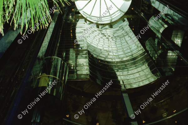 Image of sheet 20020100 photo 30: Personal Bedienung auf dem Kreuzfahrtschiff der Costa Viktoria Arbeiter renovieren 
Die Halbinsel Gibraaltar Touristen mit Feldstecher 
Ferien Schifffahrt kreuzfahrt