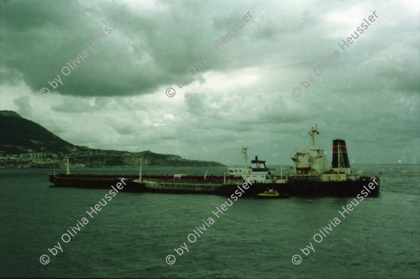 Image of sheet 20020100 photo 37: Personal Bedienung auf dem Kreuzfahrtschiff der Costa Viktoria Arbeiter renovieren 
Die Halbinsel Gibraaltar Touristen mit Feldstecher 
Ferien Schifffahrt kreuzfahrt