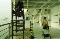 Image of sheet 20020100 photo 9: Personal Bedienung auf dem Kreuzfahrtschiff der Costa Viktoria Arbeiter renovieren 
Die Halbinsel Gibraaltar Touristen mit Feldstecher 
Ferien Schifffahrt kreuzfahrt