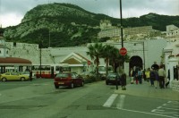 Image of sheet 20020110 photo 1: Affen Meriel und ihre Mutter mit Affen Flughafen Alis und Olivia Heussler
Die Halbinsel Gibraltar Touristen 
Ferien Schifffahrt kreuzfahrt