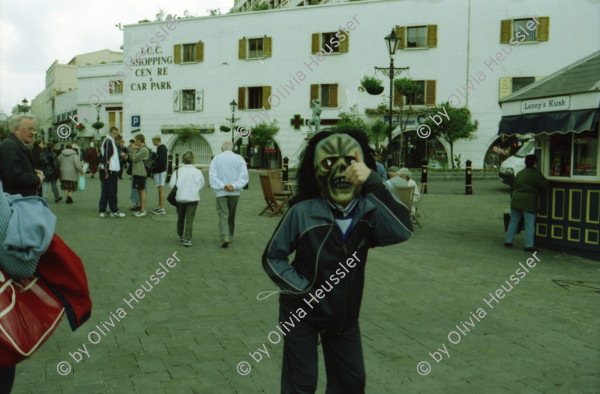 Image of sheet 20020110 photo 3: Affen Meriel und ihre Mutter mit Affen Flughafen Alis und Olivia Heussler
Die Halbinsel Gibraltar Touristen 
Ferien Schifffahrt kreuzfahrt