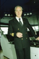 Image of sheet 20020120 photo 14: Personal Bedienung auf dem Kreuzfahrtschiff der Costa Viktoria 
Die Halbinsel Gibraaltar Flughafen 
Ferien Schifffahrt kreuzfahrt Kapitän mit Olivia und   auf Kommandobrücke Schiff ist 250 Meter lang und 32 Meter breit. mit ca 2000 Passagiere