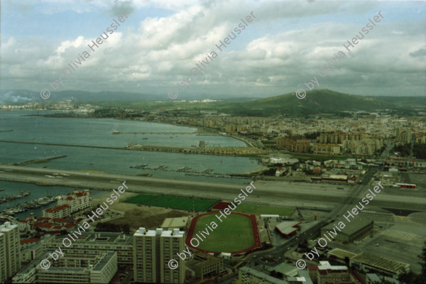 Image of sheet 20020120 photo 2: Personal Bedienung auf dem Kreuzfahrtschiff der Costa Viktoria 
Die Halbinsel Gibraaltar Flughafen 
Ferien Schifffahrt kreuzfahrt Kapitän mit Olivia und   auf Kommandobrücke Schiff ist 250 Meter lang und 32 Meter breit. mit ca 2000 Passagiere