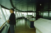 Image of sheet 20020120 photo 21: Personal Bedienung auf dem Kreuzfahrtschiff der Costa Viktoria 
Die Halbinsel Gibraaltar Flughafen 
Ferien Schifffahrt kreuzfahrt Kapitän mit Olivia und   auf Kommandobrücke Schiff ist 250 Meter lang und 32 Meter breit. mit ca 2000 Passagiere