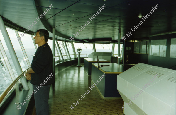 Image of sheet 20020120 photo 21: Personal Bedienung auf dem Kreuzfahrtschiff der Costa Viktoria 
Die Halbinsel Gibraaltar Flughafen 
Ferien Schifffahrt kreuzfahrt Kapitän mit Olivia und   auf Kommandobrücke Schiff ist 250 Meter lang und 32 Meter breit. mit ca 2000 Passagiere