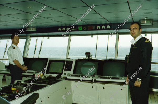 Image of sheet 20020120 photo 27: Personal Bedienung auf dem Kreuzfahrtschiff der Costa Viktoria 
Die Halbinsel Gibraaltar Flughafen 
Ferien Schifffahrt kreuzfahrt Kapitän mit Olivia und   auf Kommandobrücke Schiff ist 250 Meter lang und 32 Meter breit. mit ca 2000 Passagiere