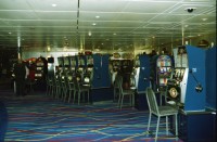 Image of sheet 20020130 photo 10: Personal Bedienung auf dem Kreuzfahrtschiff der Costa Viktoria Ankunft in Savona

Ferien Schifffahrt kreuzfahrt Spielcasino Familie macht Ferien Vergnügungssaal Angebot
Hafen von Savona Altstadt vom Schiff aus Personal Angestellte Arbeiterin aus den Filippinen