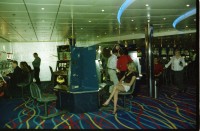Image of sheet 20020130 photo 11: Personal Bedienung auf dem Kreuzfahrtschiff der Costa Viktoria Ankunft in Savona

Ferien Schifffahrt kreuzfahrt Spielcasino Familie macht Ferien Vergnügungssaal Angebot
Hafen von Savona Altstadt vom Schiff aus Personal Angestellte Arbeiterin aus den Filippinen